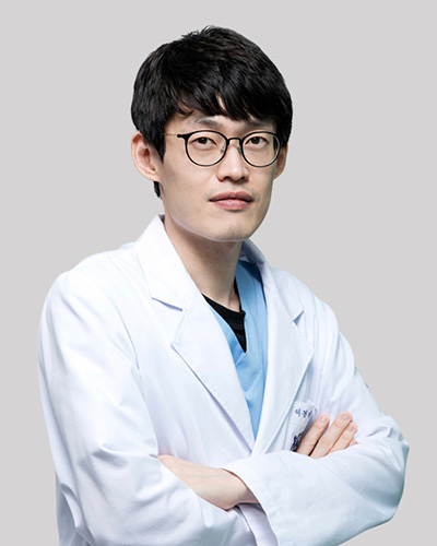 노블치과 이경진 원장 프로필 - 보건복지부 인증 구강악안면외과 전문의, 서울대학교 치과대학병원 인턴·레지던트