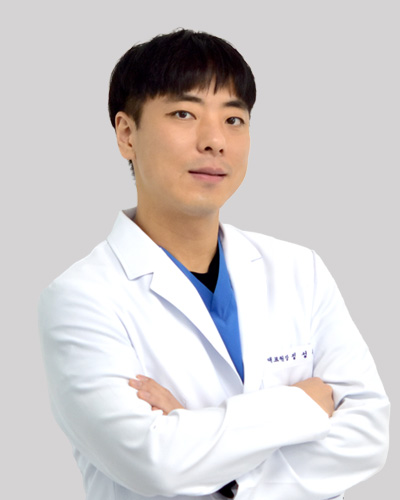 노블치과 이준영 원장 프로필 - 보건복지부 인증 구강악안면외과 전문의, 전남대학교 치과대학병원 인턴·레지던트